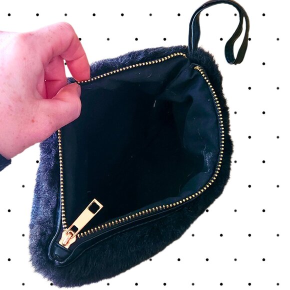 Fuzzy wrist purse - Picture 1 of 2